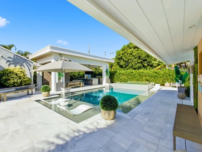 Building Photo - 2210 NE 3rd Ave