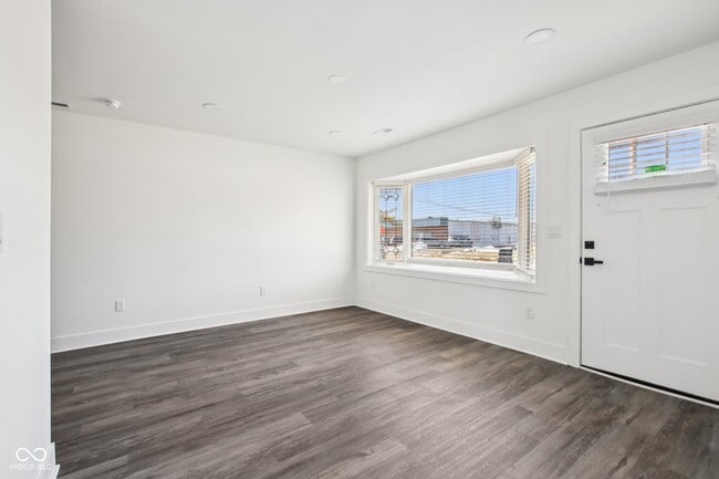 Building Photo - 21 N Devon Ave