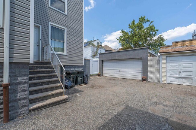 Building Photo - 906 76th St