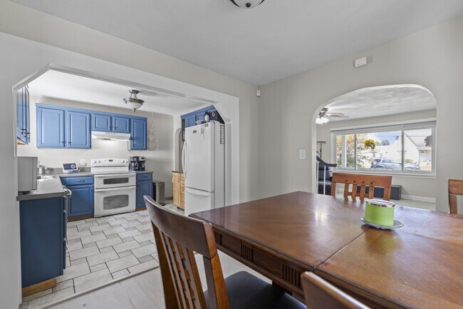 Building Photo - 4009 Maple Dr