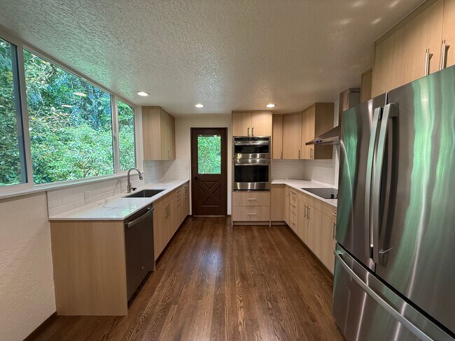 Building Photo - 3 Bed 2.5 Bath in the Heart of Bellevue