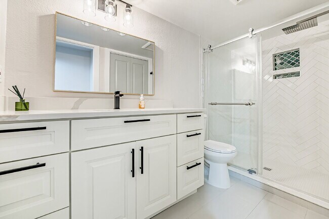 Building Photo - Sophisticated and Elegant home is located in Harbor Ridge at Browns Point. Spacious 4 bedroom, 4 ...