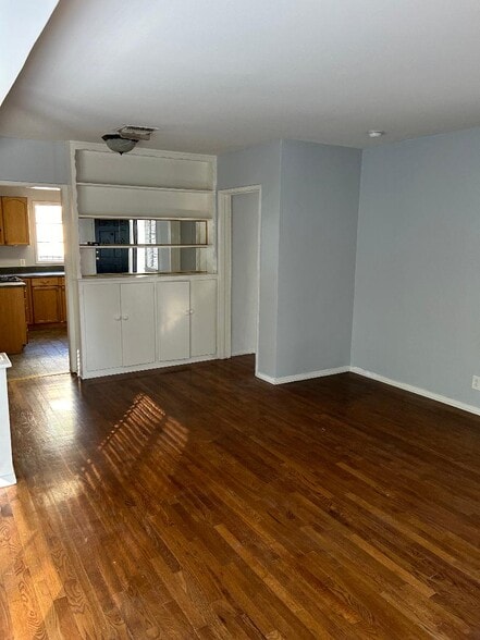 Building Photo - 5957 Alonzo Ave