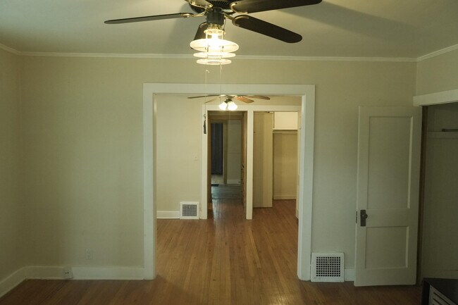 Building Photo - 831 Ashland St