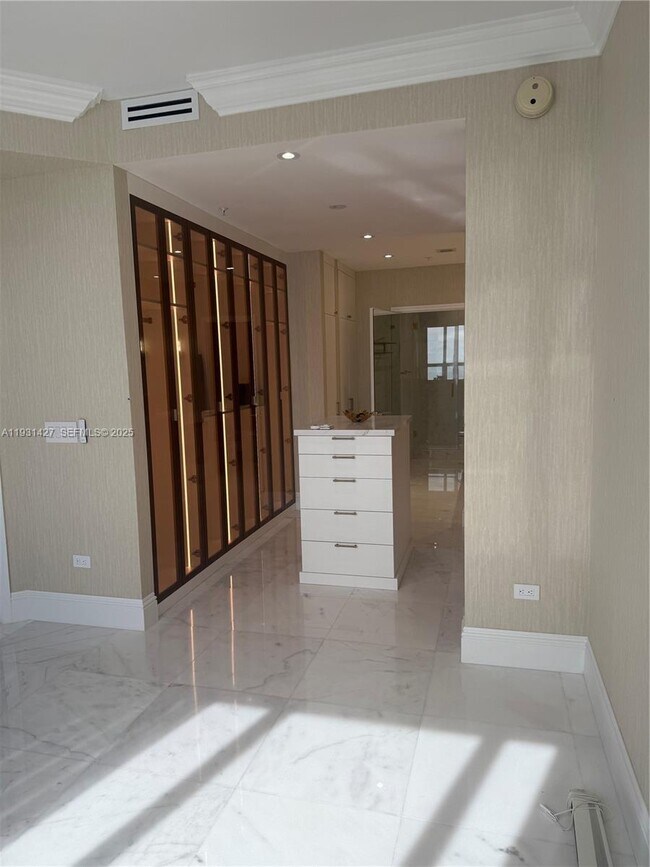 Building Photo - 848 Brickell Key Dr