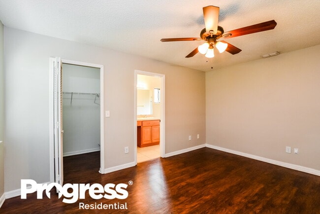 Building Photo - 215 River Chase Dr