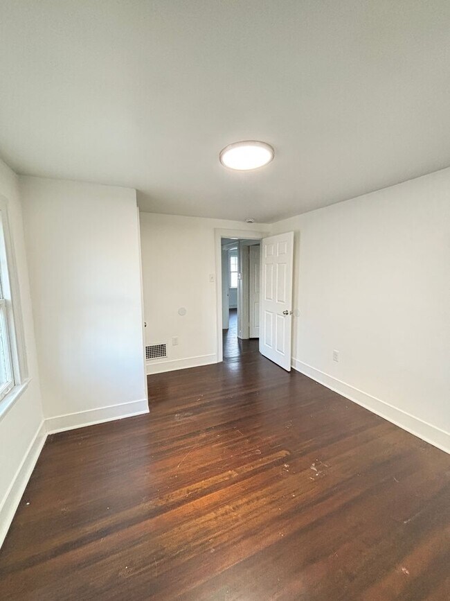 Building Photo - 409 E Washington Ave