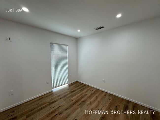 Building Photo - 660 Mariposa Ave