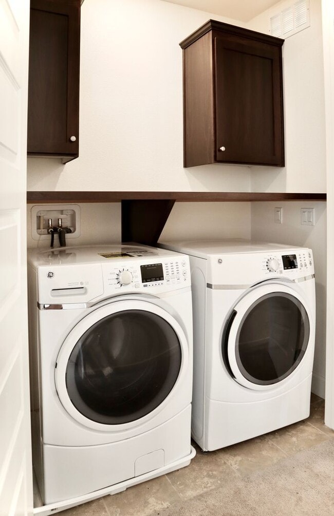 Building Photo - Gorgeous 3-story Townhome Available for Rent! Cherry-Guardino Neighborhood