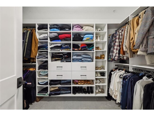 Building Photo - 870 Mount Curve Blvd