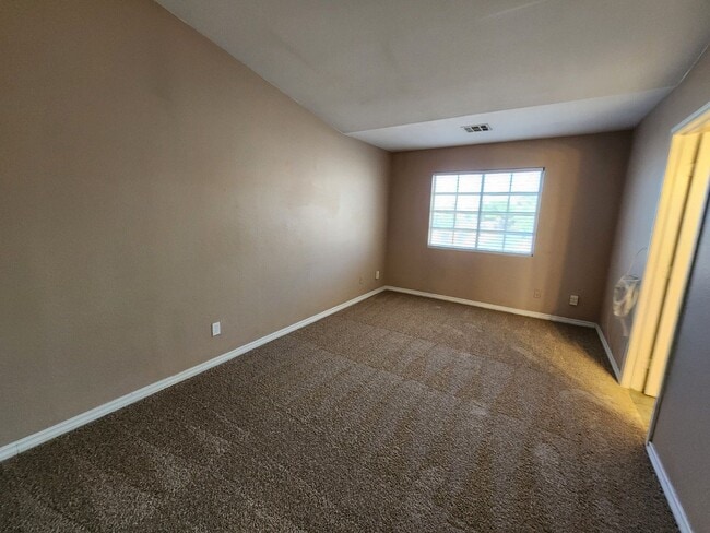 Building Photo - Beautiful 3 Bedroom & 2 1/2 Bath Condo.