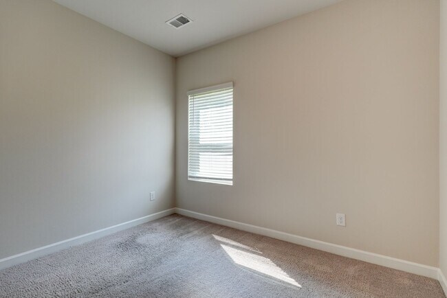 Building Photo - 123 Mainsail Wy