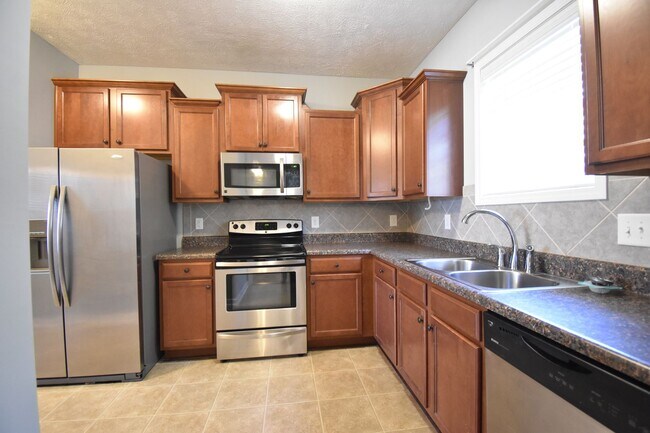 Building Photo - 3 BEDROOM 2 BATHROOM - PETS CONSIDERED