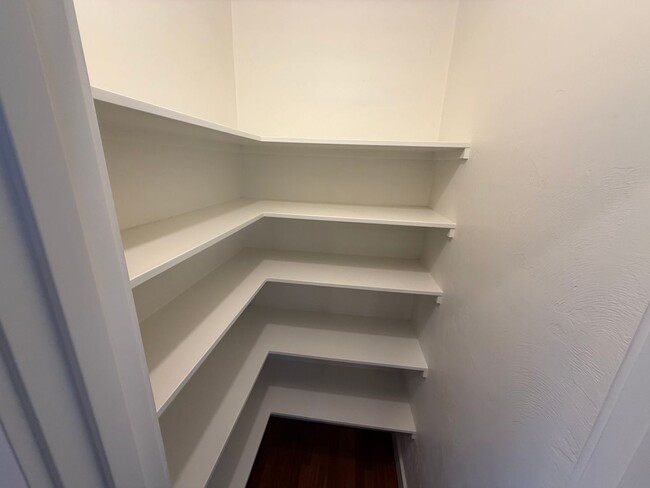 Building Photo - Beautiful 3 bedroom 2.5 bathroom house in a great neighborhood!