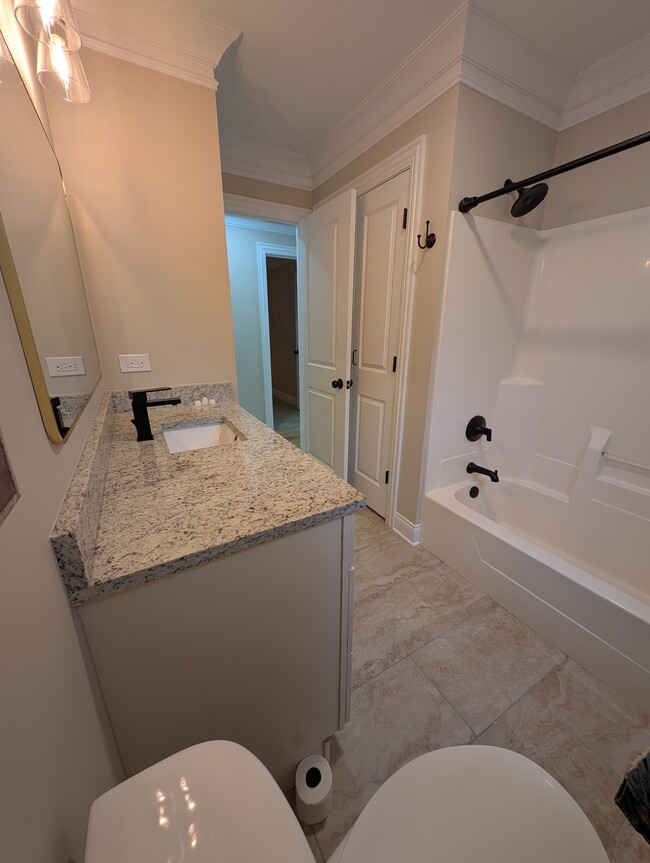 2nd full bathroom - 4530 Sunnyside Ave