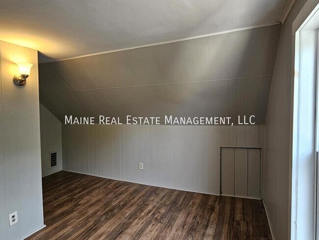 Building Photo - 27 Elm St