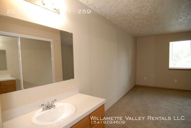 Building Photo - Nice S Salem duplex