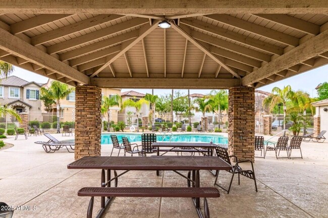 Building Photo - 1345 S Owl Dr
