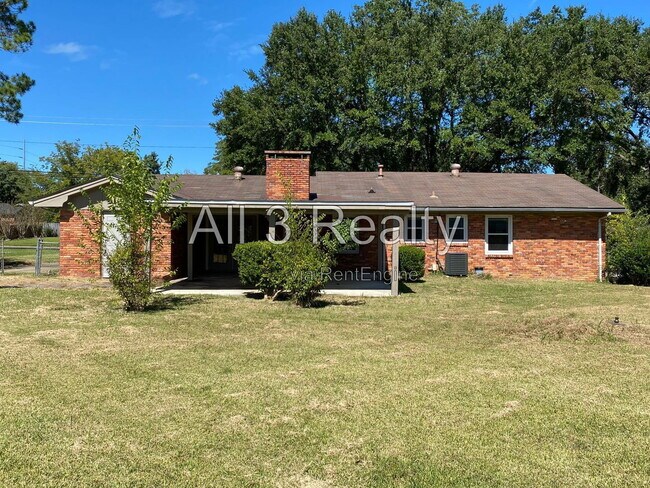 Building Photo - 3012 Lansdowne Dr