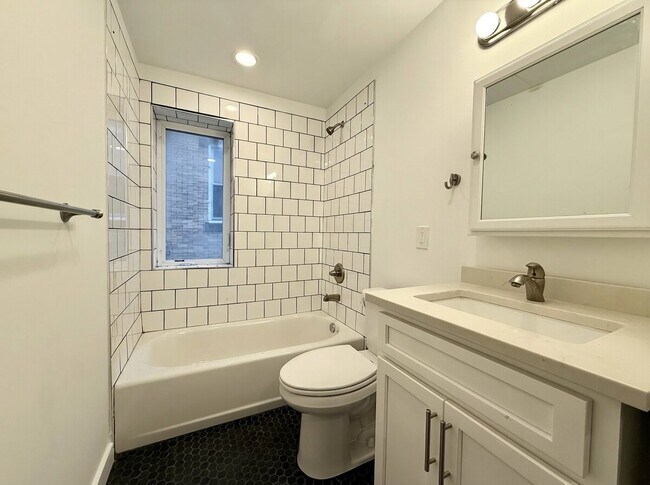 Building Photo - 451 Green Ln