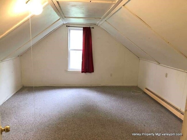 Building Photo - 697 Main St