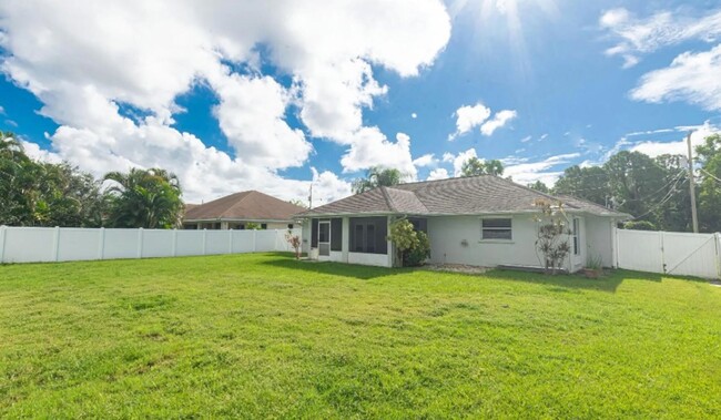 Building Photo - Beautiful 3/2/2 with Screened Porch & Larg...