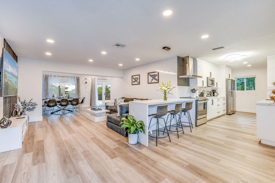 Building Photo - 834 SW 14th Ct