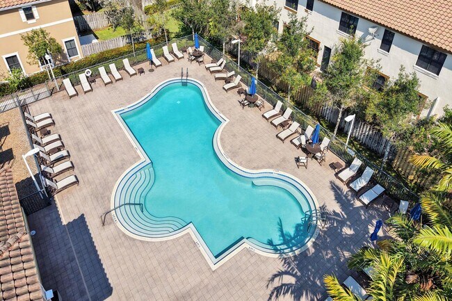 Building Photo - Gorgeous Townhome in Parkland