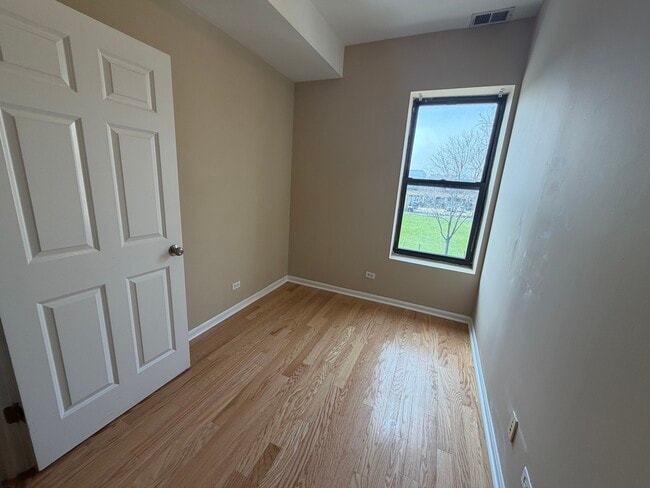 Building Photo - 4055 S Calumet Ave