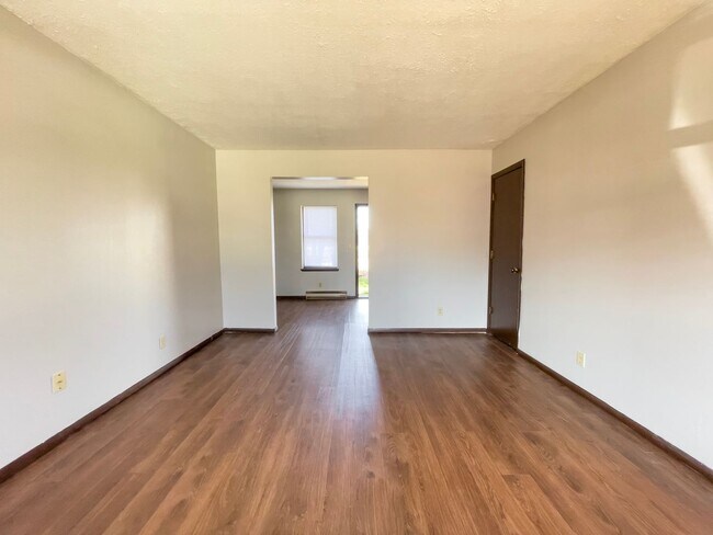 Building Photo - 2213 E Memorial Dr