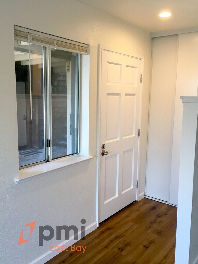 Building Photo - Spacious Studio Condo with Parking & On-Si...