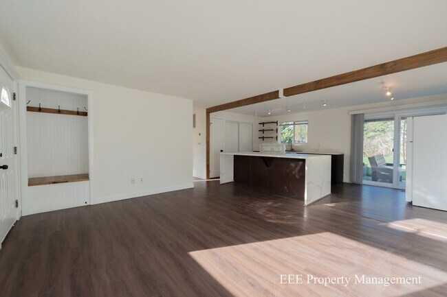 Building Photo - Cozy Redmond Rambler ready for move in NOW