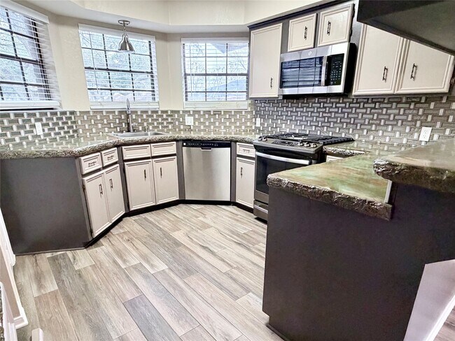 Building Photo - 2712 Monroe Ave