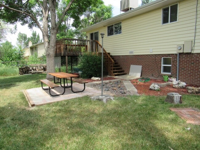 Building Photo - Spacious Bi Level home backing to open space