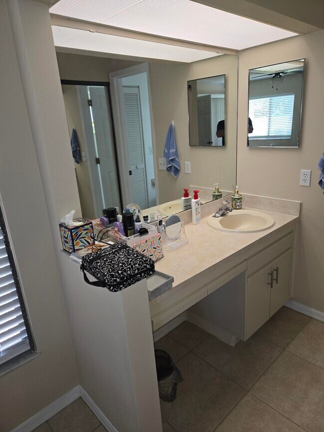 Building Photo - 1145 Country Club Dr
