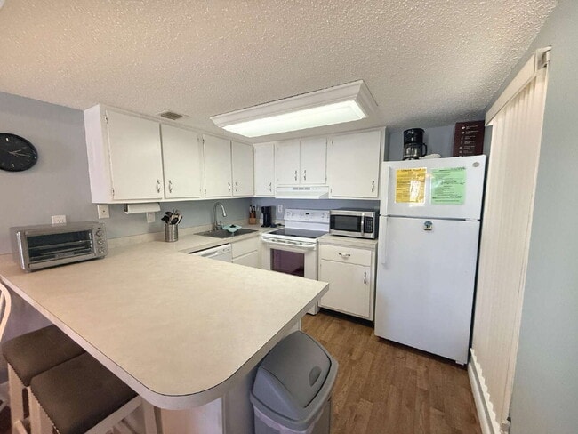Building Photo - Furnished Tradewinds Condo!