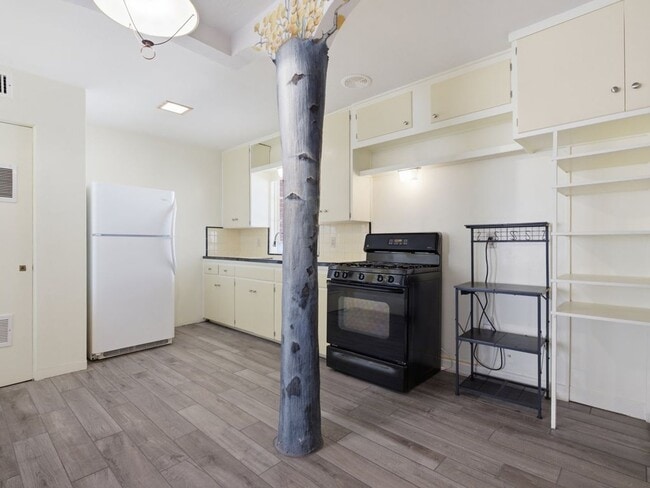 Building Photo - Charming 2-Bedroom Home with Vintage Character & Modern Comforts