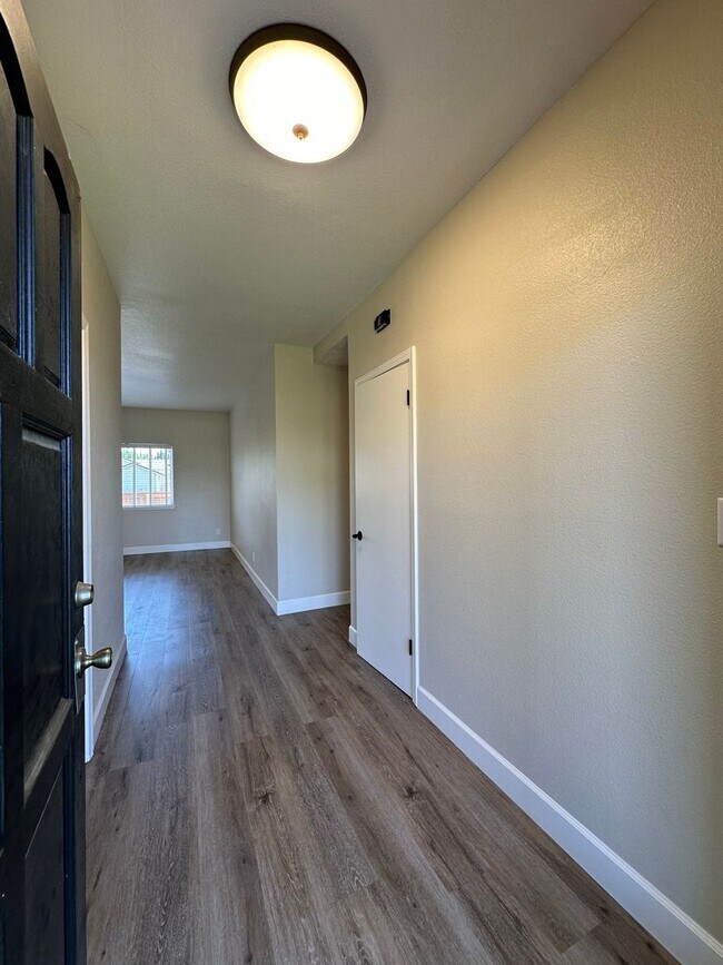 Building Photo - 4 Bedroom Home on Half Acre Lot