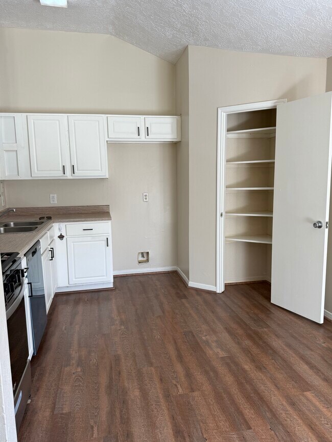 Building Photo - 11980 La Salle River Rd