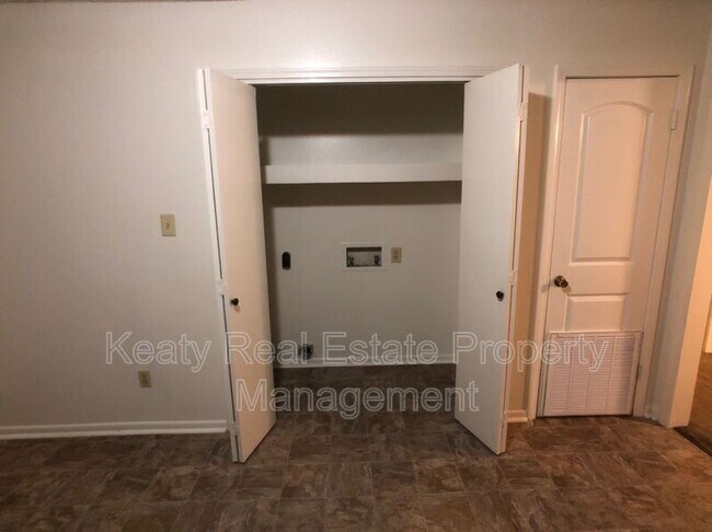 Building Photo - 102 Country Ln