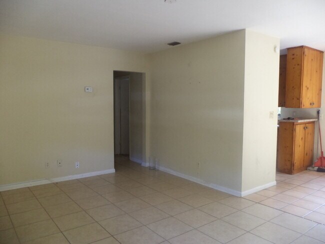 Building Photo - FOREST HILLS - FENCED YARD