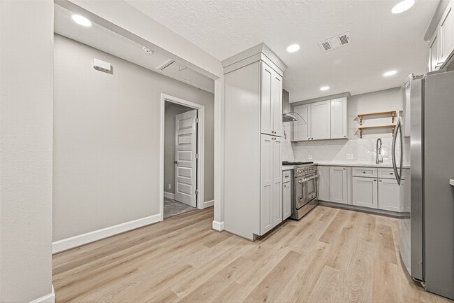 Building Photo - 1611 Drexel Dr