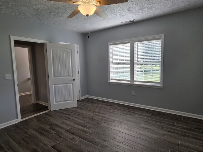 Building Photo - Country Living with Beautiful Oak Trees on Acreage!
