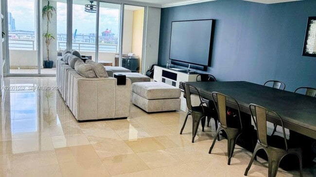 Building Photo - 848 Brickell Key Dr