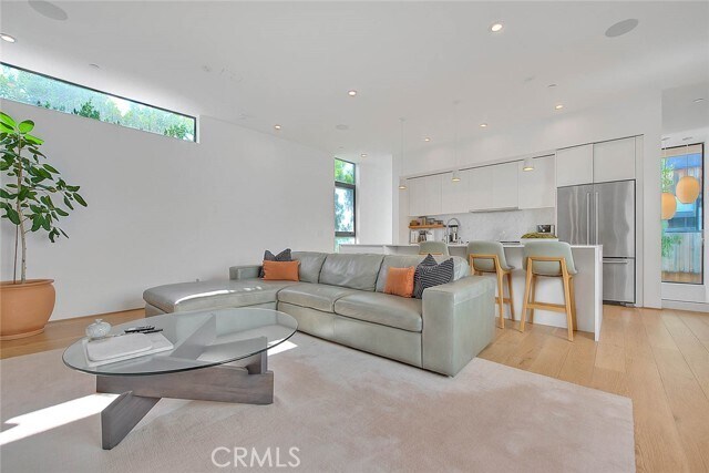 Building Photo - 1825 N Kenmore Ave