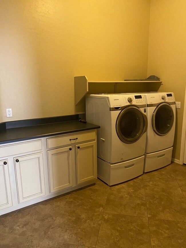 Building Photo - Beautiful 6 Bedroom - 4 Bath w/Private Pool & Basement - Chandler