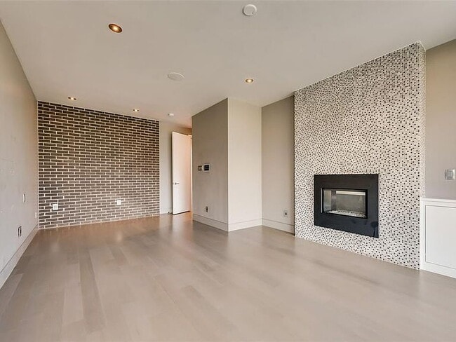 Building Photo - "Luxurious 3-Bed Oasis with 5 Full Baths in Prime Dallas Location - 4,666 Sq Ft of Elegance!"