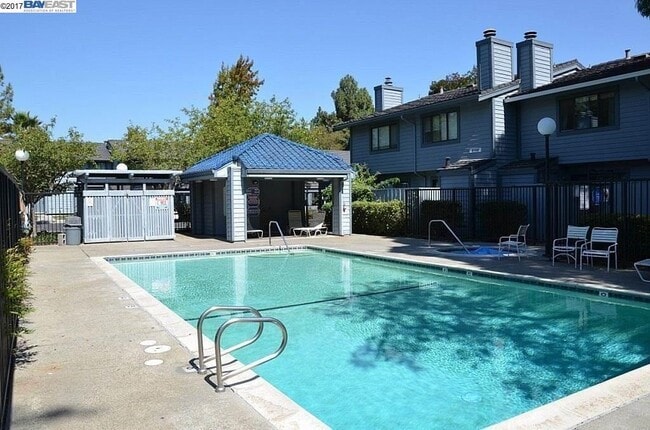 Building Photo - COMING SOON! | $3290 / 3 BR - GORGEOUS NEWARK TOWNHOME