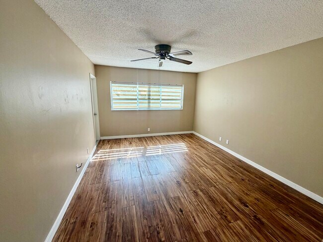 Building Photo - 1000 NE 14th Ave