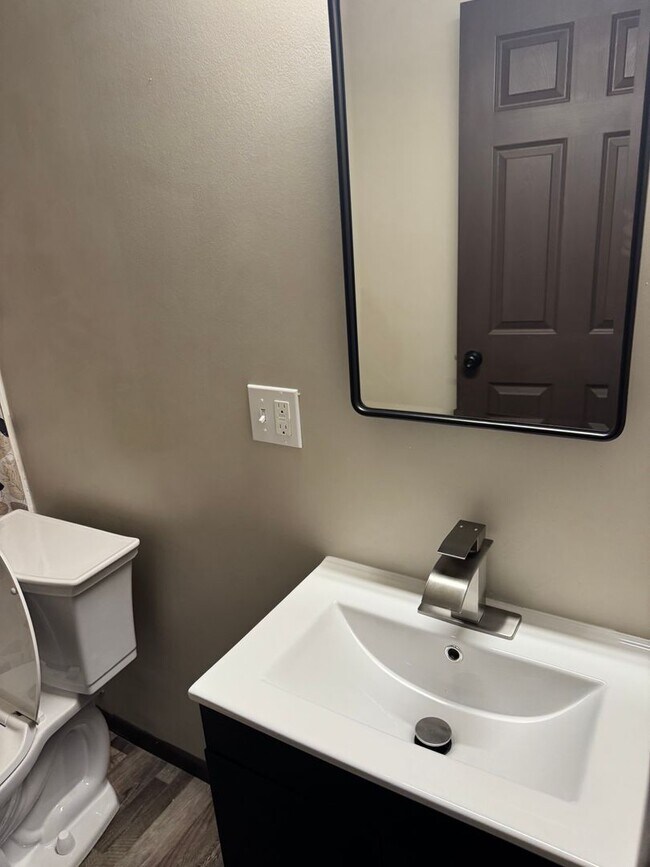 Building Photo - Newly remodeled 2 bedroom home